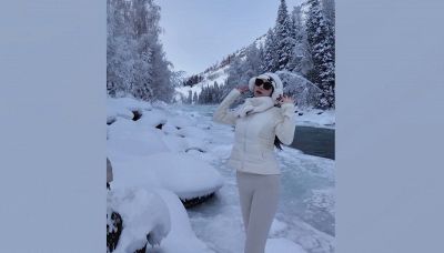 Si mette in posa ma dietro di lei incombe l'ondata mortale