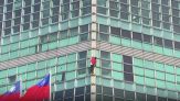 Il climber Alex Honnold scala il grattacielo Taipei 101 in 'free solo'