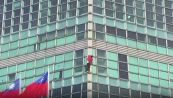 Il climber Alex Honnold scala il grattacielo Taipei 101 in 'free solo'