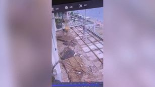 L’uomo cammina con lo smartphone: all’improvviso il disastro