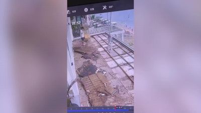 L’uomo cammina con lo smartphone: all’improvviso il disastro