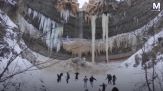 La cascata ghiacciata crolla, stalattiti piombano sulle famiglie