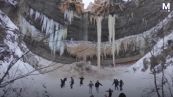 La cascata ghiacciata crolla, stalattiti piombano sulle famiglie
