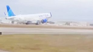 Panico all'atterraggio: aereo perde una ruota