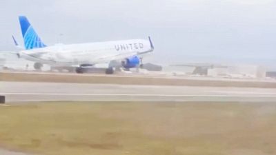 Panico all'atterraggio: aereo perde una ruota