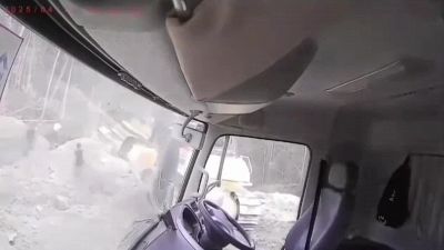 All'improvviso la frana. La videocamera del camion filma tutto