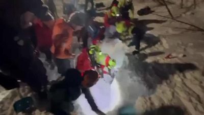 Sepolto dalla valanga riesce a lanciare l'allarme, "sto soffocando"