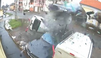 Macchina prende il volo e si schianta contro le auto in sosta