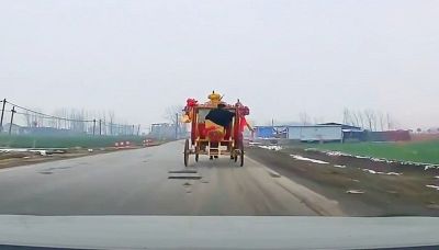 Il matrimonio romantico finisce male: brutta avventura per gli sposi novelli