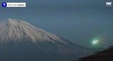 Meteorite infuocato illumina il cielo sopra il Monte Fuji