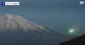 Meteorite infuocato illumina il cielo sopra il Monte Fuji