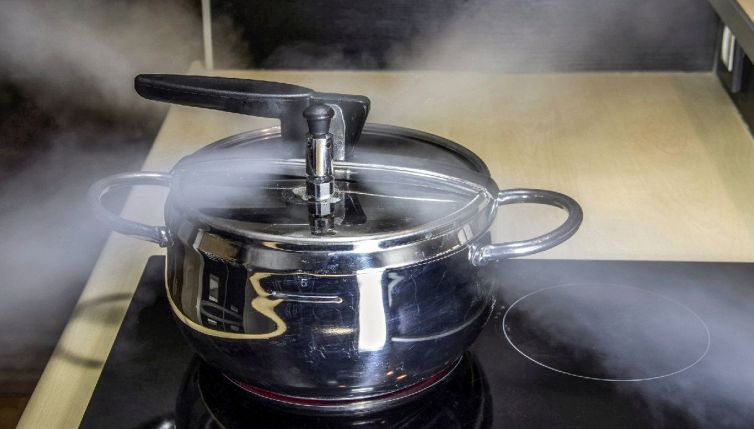 Come usare la pentola a pressione senza rischi: gli errori da non fare