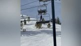 Paura all'impianto sciistico: ragazzina resta appesa alla seggiovia