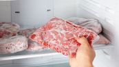 Scongelare la carne senza correre rischi: errori da evitare