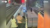 Panico in stazione: serpente blocca l'accesso. Poi ci pensa lui