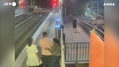 Panico in stazione: serpente blocca l'accesso. Poi ci pensa lui