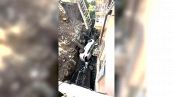 Apre la finestra sul balcone: dietro casa la frana ha travolto tutto