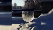 Da bolla di sapone a sfera di cristallo ghiacciata: la trasformazione è virale