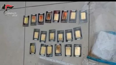 Butta per sbaglio lingotti d'oro: ritrovati nell'immondizia in discarica