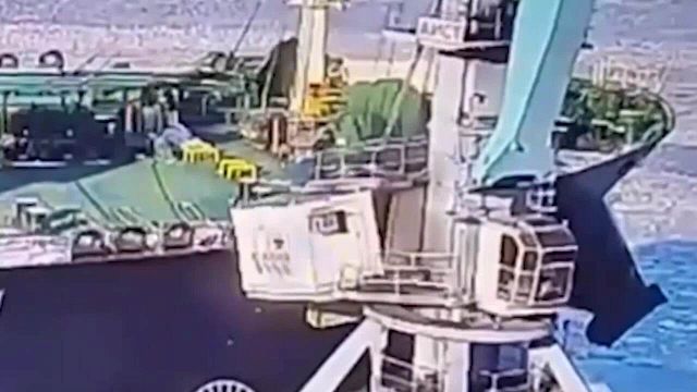 La petroliera abbatte la gru