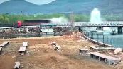 Tragedia sfiorata: camion supera ponte prima del crollo