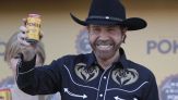 Chuck Norris, i meme più iconici tornano virali: ecco i migliori