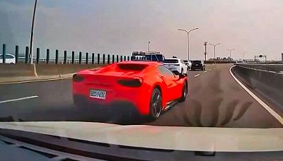 Vuole fare il fenomeno con la Ferrari: l'esito è disastroso