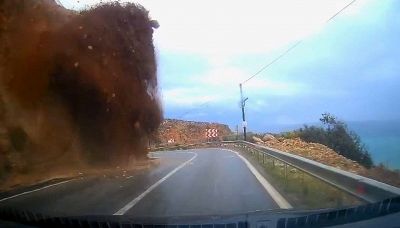 Frana improvvisa sull'auto: sepolto vivo. Video