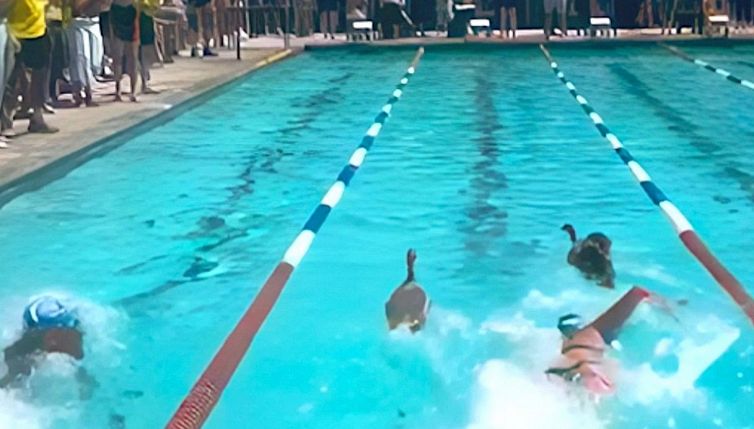 Oche si tuffano in piscina durante una gara di nuoto scolastica