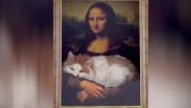 Cosa ci fa un gatto in braccio alla Gioconda? Il video è virale