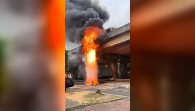 L'incidente è pauroso: dal ponte scende una cascata di fuoco