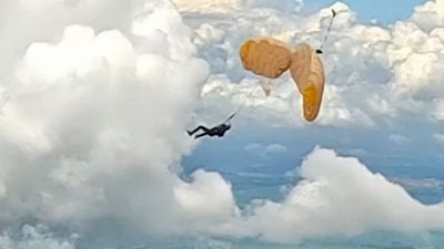 Volo da paura, malfunzionamento fa roteare il paracadutista
