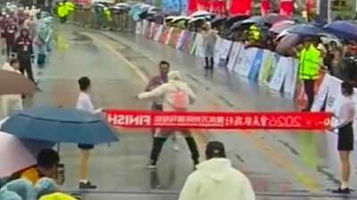 Maratona di Chongqing, errore clamoroso al traguardo: il video è virale