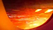Motore esplode dopo il decollo: fiamme sull'ala dell'aereo