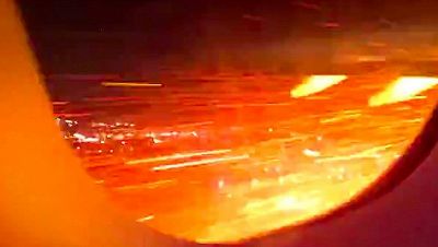 Motore esplode dopo il decollo: fiamme sull'ala dell'aereo