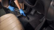 Come pulire i tappetini dell’auto in modo green e efficace