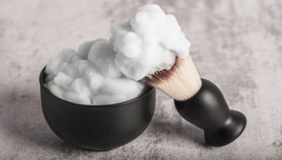 Schiuma da barba per pulire i vetri: il metodo che non ti aspetti