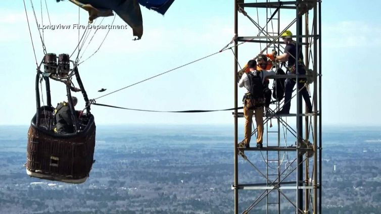Mongolfiera resta impigliata nella torre telefonica: lo spettacolare salvataggio