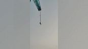 Vuole il bungee jumping ma sviene e resta sospesa in aria