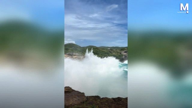 L'onda gigantesca travolge i turisti