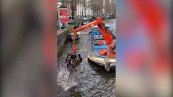 Lo spettacolare recupero delle bici nei canali di Amsterdam