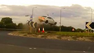 L'auto vola sulla rotonda