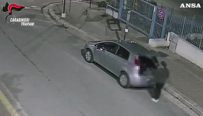L'ultima follia: sostituiva i cartelli stradali durante la notte