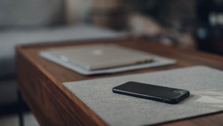 Perché non dovresti mai lasciare il cellulare capovolto sul tavolo