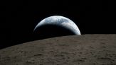 Artemis II, il tramonto della Terra dietro l'orizzonte lunare