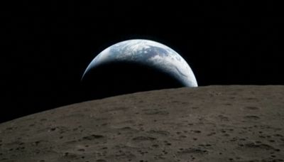 Artemis II, il tramonto della Terra dietro l'orizzonte lunare