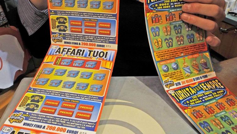 Fugge col Gratta e Vinci e molla il fidanzato, poi la beffa