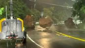 Terrore in strada: dalla montagna frana un enorme masso