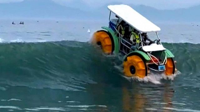 La folle sfida alle onde