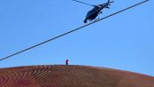 Follia a Las Vegas: uomo scala la Sfera a mani nude